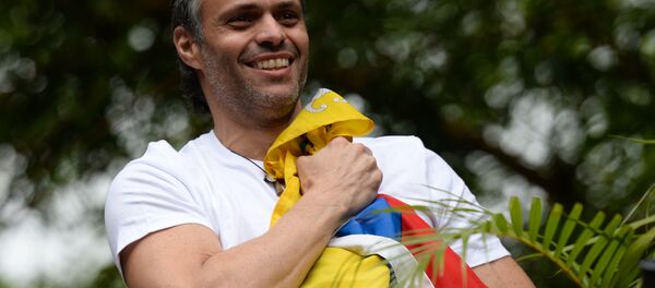 Opositor de Nicolás Maduro, Leopoldo López foi ovacionado pelos seus apoiadores após ser libertado em Caracas, na Venezuela - Sputnik Brasil