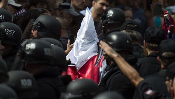 Polícia escolta membro do grupo supremacista branco Ku Klux Klan (KKK) - Sputnik Brasil