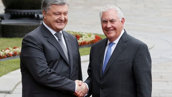 Ukrainian President Petro Poroshenko and U.S. Secretary of State Rex Tillerson shake hands in Kiev, Ukraine July 9, 2017 - Sputnik Brasil