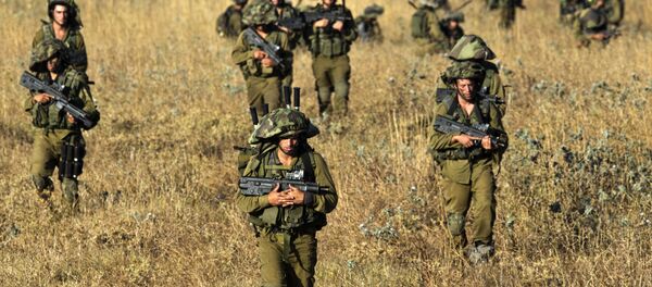 Israeli soldiers from the Golani Brigade take part in a military exercise in the Israeli-annexed Golan Heights near the border with Syria on June 26, 2013 - Sputnik Brasil