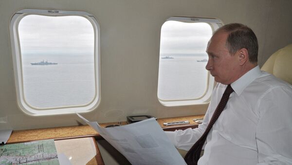 Presidente russo Vladimir Putin sentado em aeronave - Sputnik Brasil