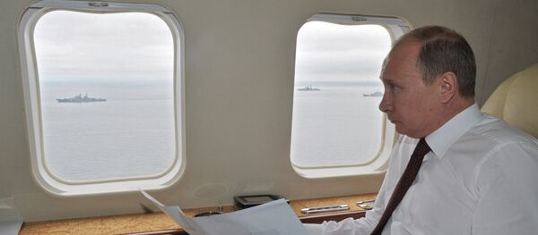 Presidente russo Vladimir Putin sentado em aeronave - Sputnik Brasil