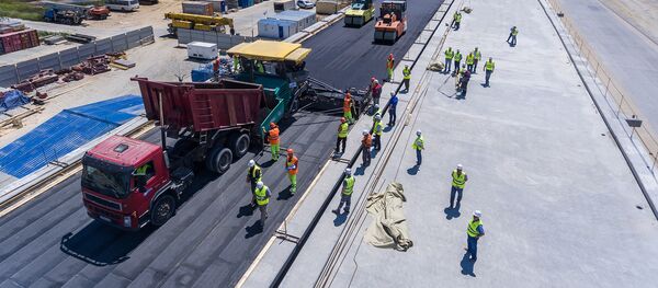 Asfaltando a ponte da Crimeia Asfaltando a ponte da Crimeia - Sputnik Brasil