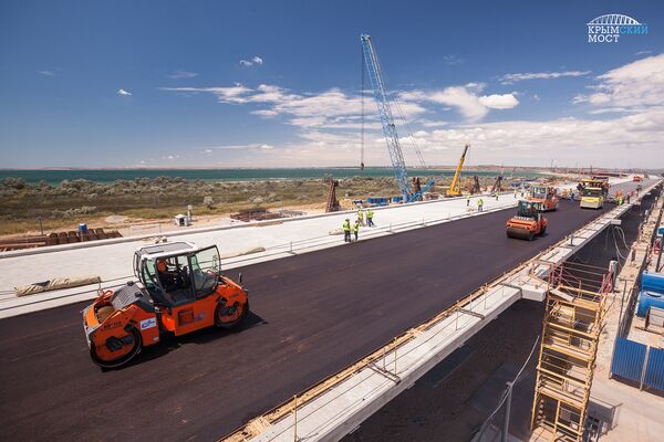 Asfaltando a ponte da Crimeia - Sputnik Brasil