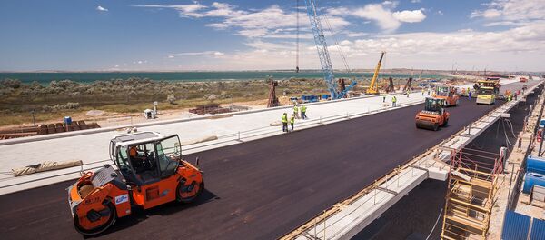 Asfaltando a ponte da Crimeia - Sputnik Brasil