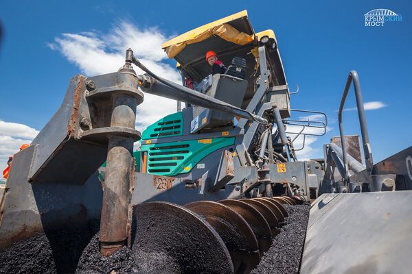 Asfaltando a ponte da Crimeia - Sputnik Brasil