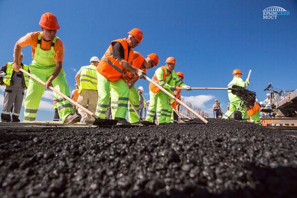 Asfaltando a ponte da Crimeia - Sputnik Brasil