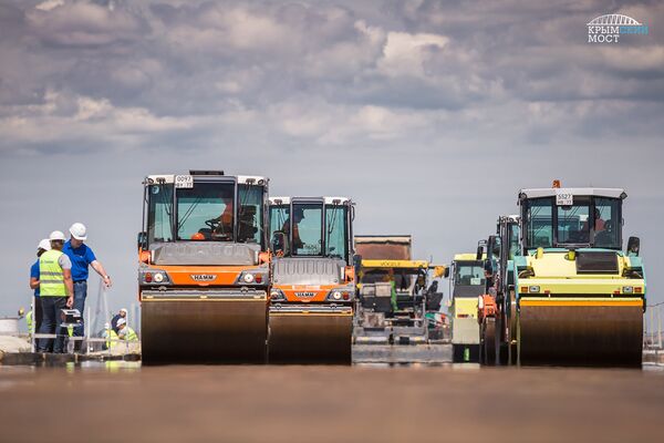 Asfaltando a ponte da Crimeia - Sputnik Brasil