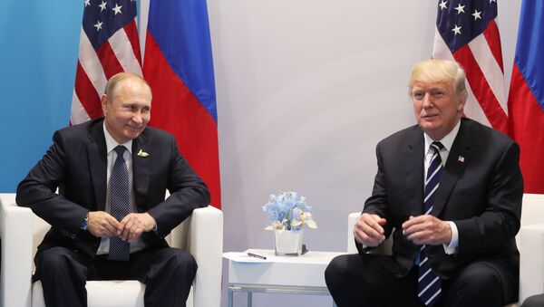 Presidente russo, Vladimir Putin, e presidente norte-americano, Donald Trump, durante a cúpula do G20 em Hamburgo - Sputnik Brasil