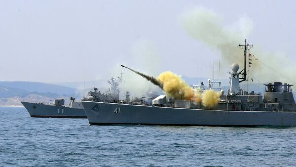 An anti-submarine rocket blasts off a rocket launcher from the Bulgarian navy frigate Drazki during the BREEZE 2014 military drill in the Black Sea on July 11, 2014 - Sputnik Brasil
