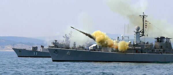 An anti-submarine rocket blasts off a rocket launcher from the Bulgarian navy frigate Drazki during the BREEZE 2014 military drill in the Black Sea on July 11, 2014 - Sputnik Brasil