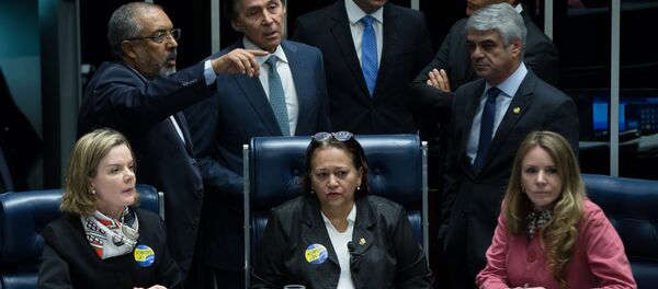 Senadoras Gleisi Hoffmann (PT-PR), Fátima Bezerra (PT-RN) e Vanessa Grazziotin (PCdoB-AM) ocupam a mesa destinada ao presidente do Senado, Eunício Oliveira (PMDB-CE) - Sputnik Brasil