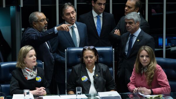 Senadoras Gleisi Hoffmann (PT-PR), Fátima Bezerra (PT-RN) e Vanessa Grazziotin (PCdoB-AM) ocupam a mesa destinada ao presidente do Senado, Eunício Oliveira (PMDB-CE) - Sputnik Brasil