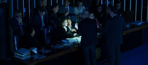 Senadoras de oposição ocupam a Mesa do Senado no Plenário às escuras - Sputnik Brasil