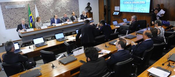 Cientistas e pesquisadores pediram que os senadores ajudem a impedir cortes de recursos nas área de ciência e tecnologia - Sputnik Brasil