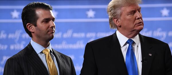 Donald Trump Jr. ao lado do pai, o presidente dos Estados Unidos Donald Trump - Sputnik Brasil