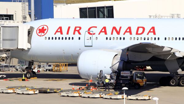 An Air Canada Boeing 777 sits at a gate after it was forced to return to Sydney Airport in Sydney, Thursday, July 28, 2011, after crew members saw smoke coming from an oven in the galley. No one on Flight AC34 was injured in the incident, which forced the pilot to dump fuel before safely landing.  - Sputnik Brasil