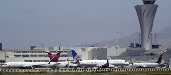 Quatro aviões em uma pista de rolamento no aeroporto de São Francisco, Califórnia, EUA Quatro aviões em uma pista de rolamento no aeroporto de São Francisco, Califórnia, EUA - Sputnik Brasil