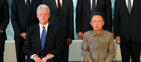 Encontro em 4 de agosto de 2009 entre o ex-presidente dos EUA, Bill Clinton, e o então líder da Coreia do Norte, Kim Jong-il, em Pyongyang - Sputnik Brasil