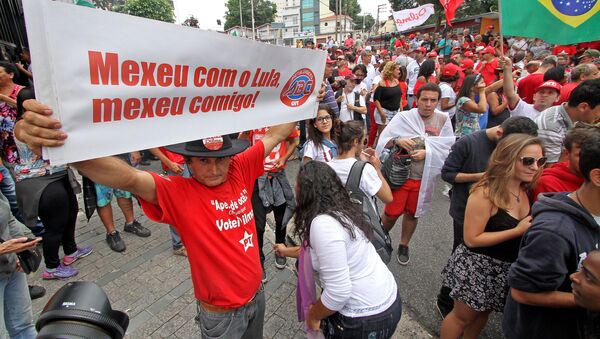 Manifestante demonstra apoio ao ex-presidente Lula em março de 2016, em São Bernardo do Campo (SP) - Sputnik Brasil