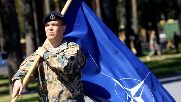 Soldado com a bandeira da OTAN - Sputnik Brasil