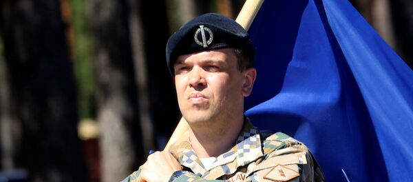 Soldado com a bandeira da OTAN - Sputnik Brasil