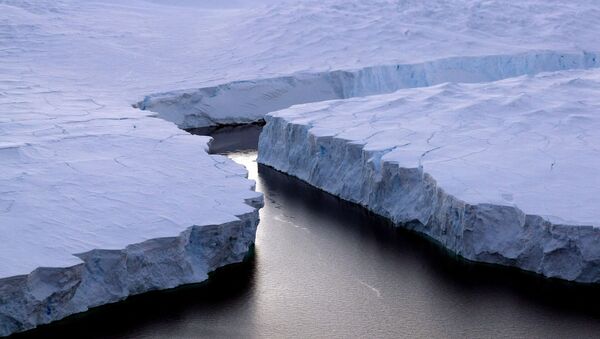 Um iceberg enorme (a direita) está se separando da Terra de Knox no Território Antártico Australiano em 11 de janeiro de 2008 - Sputnik Brasil
