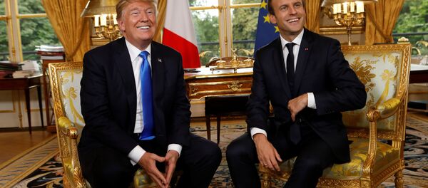 O presidente norte-americano, Donald Trump, ao lado do líder francês, Emmanuel Macron, durante visita à França - Sputnik Brasil