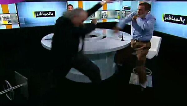 Ahmad Shlash, um ex-parlamentar sírio aliado do presidente Bashar Assad, e Bilal Daqmaq, um religioso libanês crítico de Assad, brigam durante programa da TV libanesa que discutia ações do Daesh - Sputnik Brasil