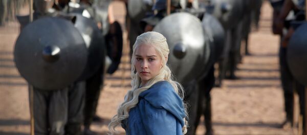Atriz Emilia Clarke em cena da série. - Sputnik Brasil