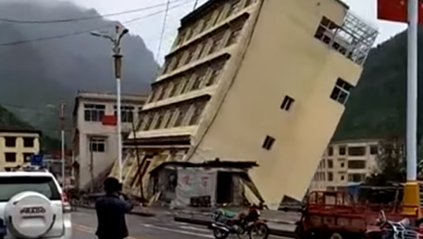 Edifício rui após a chuva - Sputnik Brasil