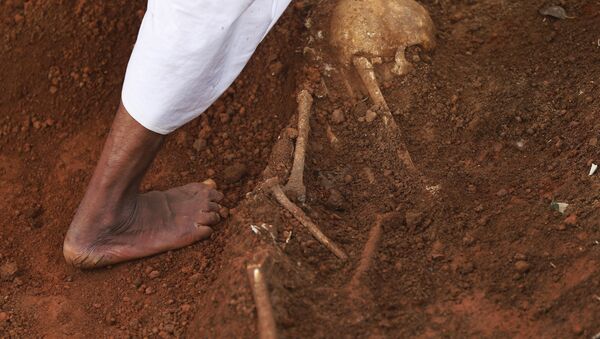 Esqueleto em fossa coletiva do Sri Lanka - Sputnik Brasil