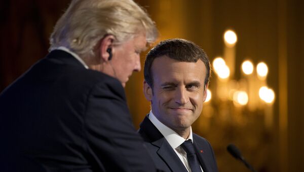US Präsident Donald Trump und sein Kollege aus Frankreich Emmanuel Macron bei der Konferenz in Paris - Sputnik Brasil
