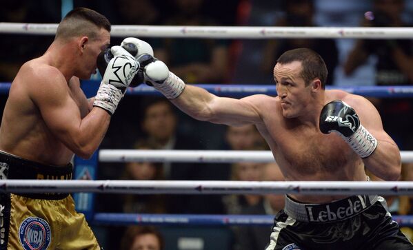 Lutadores Denis Lebedev (Rússia) e seu rival Mark Flanagan (Austrália) na luta pelo título de Campeão do Mundo de Boxe entre profissionais pesos-pesados - Sputnik Brasil