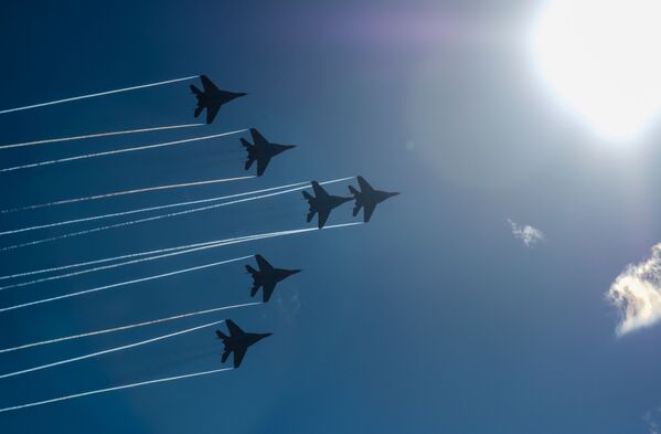 Caças MiG-29 realizam voo de demonstração por ocasião do 105º  aniversário da Força Aeroespacial russa em São Petersburgo - Sputnik Brasil