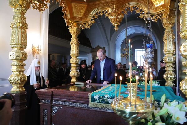 Presidente Vladimir Putin e o patriarca da Igreja Ortodoxa Russa, Kirill, na Catedral da Transfiguração do Mosteiro de Valaam, no dia da memória dos santos Serguei e Guerman, fundadores do mosteiro - Sputnik Brasil