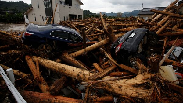 Destroços de carros depois do tufão que arrasou a cidade japonesa de Asakura - Sputnik Brasil