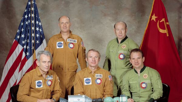 A tripulação da missão Apollo-Soyuz: em uniforme marron, os norte-americanos Slayton, Stafford e Brand e, de verde, os soviéticos Leonov e Kubasov - Sputnik Brasil