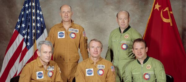 A tripulação da missão Apollo-Soyuz: em uniforme marron, os norte-americanos Slayton, Stafford e Brand e, de verde, os soviéticos Leonov e Kubasov A tripulação da missão Apollo-Soyuz: em uniforme marron, os norte-americanos Slayton, Stafford e Brand e, de verde, os soviéticos Leonov e Kubasov - Sputnik Brasil