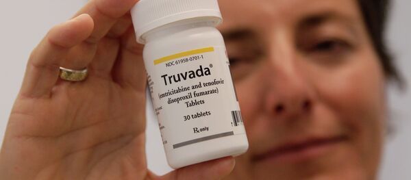 Paciente segurando frasco de Truvada no Reino Unido - Sputnik Brasil