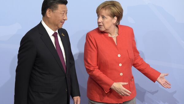 Presidente chinês, Xi Jinping, com chanceler alemã, Angela Merkel, durante cúpula G20 em Hamburgo, Alemanha - Sputnik Brasil
