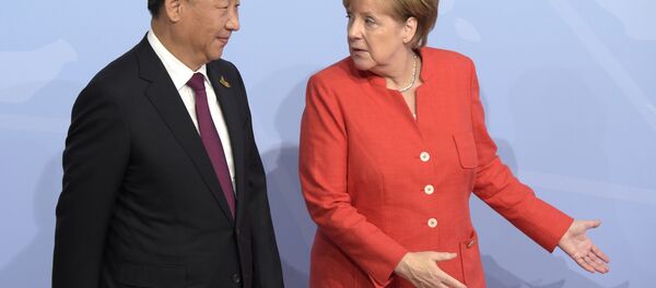 Presidente chinês, Xi Jinping, com chanceler alemã, Angela Merkel, durante cúpula G20 em Hamburgo, Alemanha - Sputnik Brasil