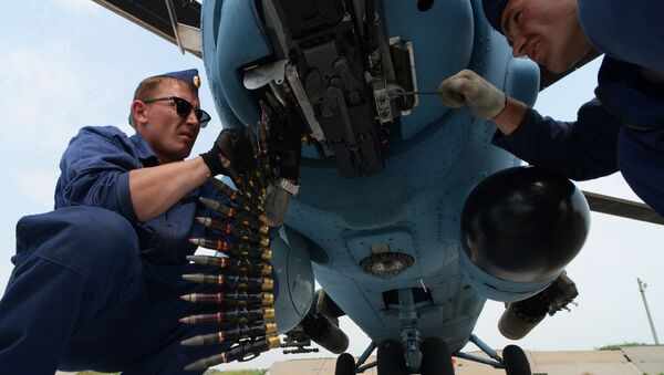 Técnicos em manutenção de aeronaves preparam helicóptero Mi-35 para voo no aeródromo Chernigovka, região de Primorie, Rússia - Sputnik Brasil