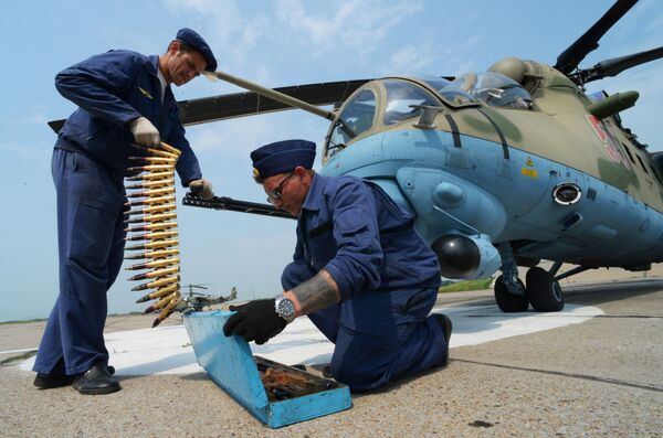 Técnicos em manutenção de aeronaves preparam helicóptero Mi-35 para voo no aeródromo Chernigovka, região de Primorie, Rússia - Sputnik Brasil