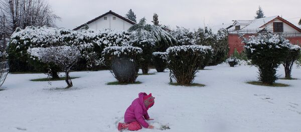 Garoto brinca na neve - Sputnik Brasil
