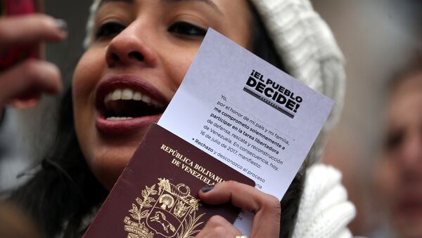 Mulher mostra seu passaporte após votar no plebiscito em Buenos Aires, Argentina - Sputnik Brasil