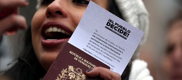 Mulher mostra seu passaporte após votar no plebiscito em Buenos Aires, Argentina - Sputnik Brasil