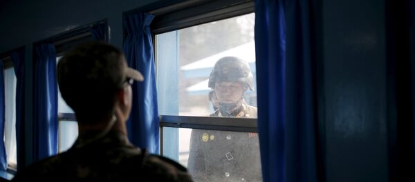 Soldados norte e sul-coreano se olham através de uma janela de uma sala no Edifício da Conferência da Comissão de Armistidade Militar do Comando das Nações Unidas na aldeia da trégua de Panmunjom (Foto de arquivo) - Sputnik Brasil