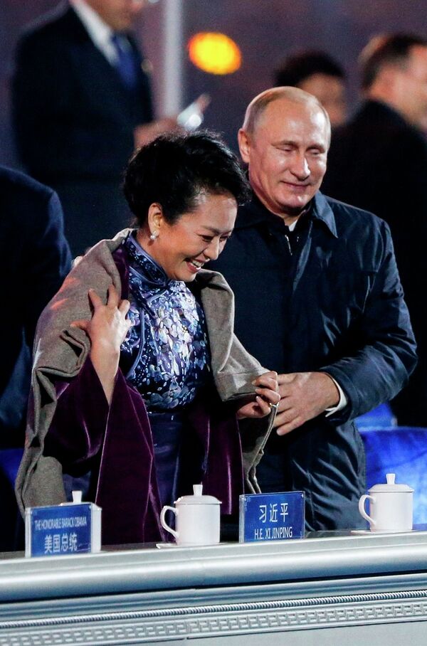 Vladimir Putin com primeira-dama chinesa, Peng Liyuan - Sputnik Brasil