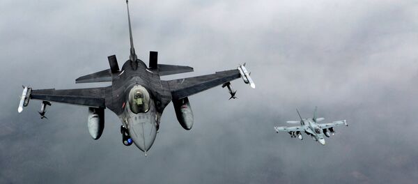 Caça F-16 da Força Aérea portuguesa e caça CF-18 Hornet patrol da Força Aérea canadense sobre o mar Báltico (foto de arquivo) Caça F-16 da Força Aérea portuguesa e caça CF-18 Hornet patrol da Força Aérea canadense sobre o mar Báltico (foto de arquivo) - Sputnik Brasil